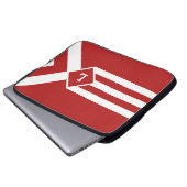 Weiße Streifen und Chevronen auf Rot mit Monogramm Laptopschutzhülle (Vorne Knopf)