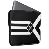 Weiße Streifen und Kronen auf Schwarz mit Monogram Laptopschutzhülle (Vorne Rechts)