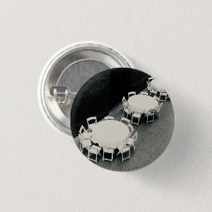 Weiße Stühle und Tische Foto Pin Button