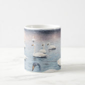 Weiße Stumme schwan auf einem See. Aquarellmalerei Kaffeetasse (Mittel)