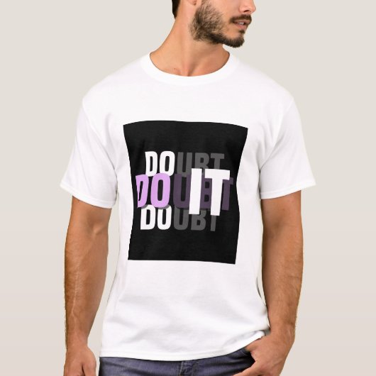 Weiße T-Shirts mit halbem Ärmel und „DOUBT“-Grafik (Vorderseite)