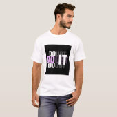 Weiße T-Shirts mit halbem Ärmel und „DOUBT“-Grafik (Vorne ganz)