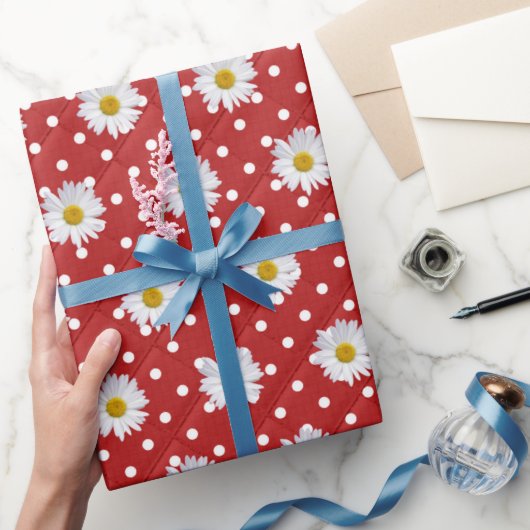 Weiße Tageszeitungen zu Polka Dots Geschenkpapier (Schenken)