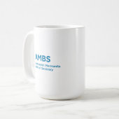 Weiße Tasse mit blauem AMBS-Logo (Vorderseite Links)