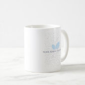 Weiße Tasse mit blauem Leaf-Design und Zitat (VorderseiteRechts)
