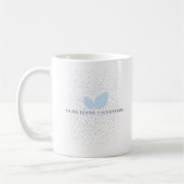 Weiße Tasse mit blauem Leaf-Design und Zitat (Links)