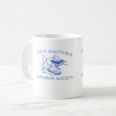 Weiße Tasse mit blauem Logo (Vorderseite Links)