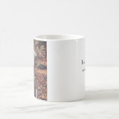 Weiße Tasse mit feminininem Waldhintergrund (Mittel)