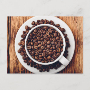 Weiße Tasse mit gerösteten Kaffeebohnen Postkarte