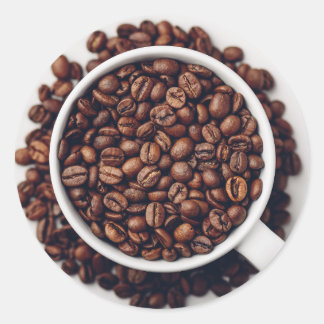 Weiße Tasse mit gerösteten Kaffeebohnen Runder Aufkleber