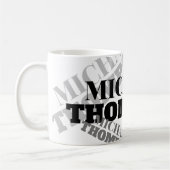 weiße Tasse mit schwarz-grauem Serif-Schriftart-fe (Links)