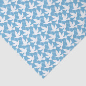 Weiße Tauben, die blaues Seidenpapier fliegen (Ausschnitt)