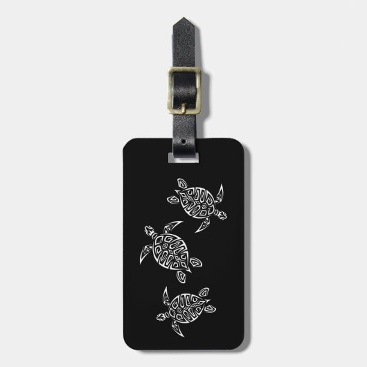 Weiße Tribal Schildkröten Schwarzer Hintergrund Ad Gepäckanhänger (Vorderseite vertikal)