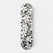 Weiße tropische Blume auf schwarz Skateboard (Vorderseite)