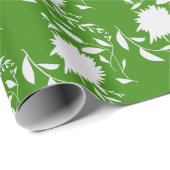 Weiße tropische Blume und Blätter auf grün Geschenkpapier (Rolleneckpunkt)