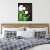 Weiße Tulips auf dunkler Textur Leinwanddruck (Insitu (Schlafzimmer))