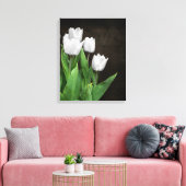 Weiße Tulips auf dunkler Textur Leinwanddruck (Insitu (Wohnzimmer))