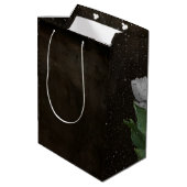 Weiße Tulips Geburtstag mit Raindrops Mittlere Geschenktüte (Rückseite Schrägansicht)