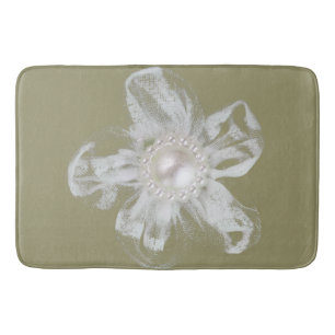 Weiße Tulle-Blume auf leichter Taupe Badematte