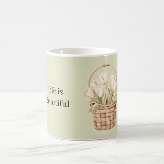 Weiße Tulpen in einem Korb Kaffeetasse (Mittel)