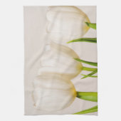 Weiße Tulpen mit weißem Hintergrund, Geschirrtuch (Vertikal)