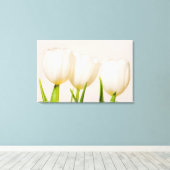 Weiße Tulpen mit weißem Hintergrund, Leinwanddruck (Insitu (Holzboden))