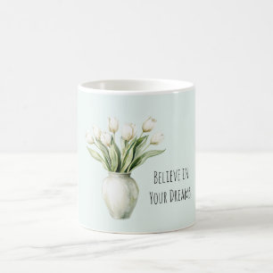 Weiße Tulpenblumen in Minzfarbe in einer Vase Kaffeetasse