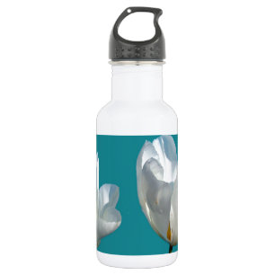 weiße Tulpenblüten auf aquablauem Hintergrund Edelstahlflasche