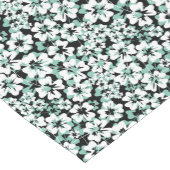 Weiße, türkisfarbene Blume auf schwarz. Kurzer Tischläufer (Ecke)