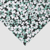 Weiße, türkisfarbene Blume auf schwarz. Seidenpapier (Ausschnitt)