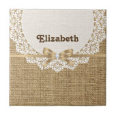 Weiße Tüte mit Spitzen und Leinenkorb Fliese (Vorderseite)