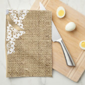 Weiße Tüte mit Spitzen und Leinenkorb Geschirrtuch (Viertel Falte)