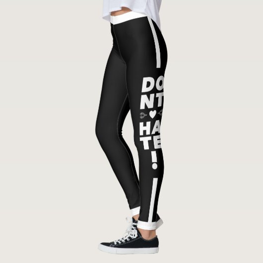 Weiße Typografie auf BLACK Leggings (Links)