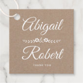 Weiße Typografie auf der rustikalen Hochzeit von K Geschenkanhänger (Vorderseite)