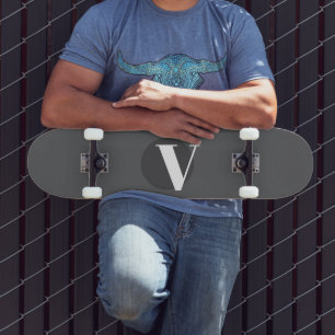 Weiße Typografie-Brauch, Initialgrau Skateboard
