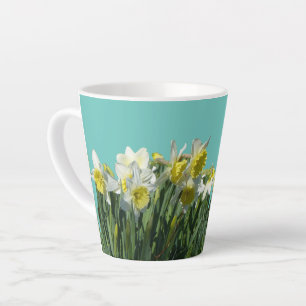 Weiße u. gelbe Narzissen Cust. BC blaue Latte Milchtasse