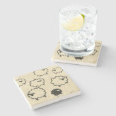 Weiße u. schwarze Schafe auf Sahnehintergrund Steinuntersetzer (Seitenansicht)