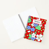 Weiße und blaue Blumen auf einem roten Spiralheft Notizblock (Innenseite)