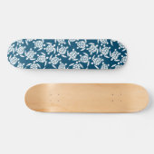 Weiße und blaue Küstenlinie Schildkrötenmuster Skateboard (Horizontal)