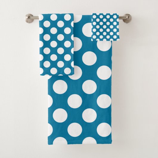 Weiße und blaue Polka-Punktmuster Badhandtuch Set (Insitu)