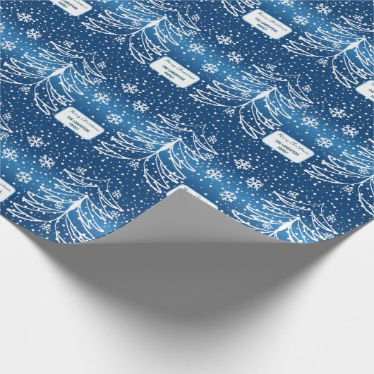 Weiße und blaue Weihnachtsbaume Mit Monogramm Geschenkpapier (Ecke)