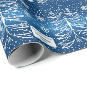 Weiße und blaue Weihnachtsbaume Mit Monogramm Geschenkpapier (Rolleneckpunkt)