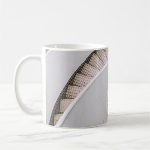 WEIßE UND BRAUNE BETONWENDEL-TREPPE KAFFEETASSE