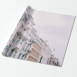 WEIßE UND BRAUNE GEBÄUDE GESCHENKPAPIER