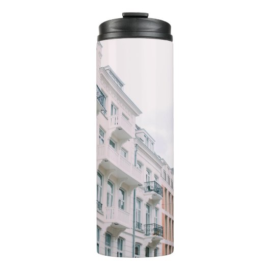 WEISSE UND BROWNE GEBÄUDE THERMOSBECHER (Vorderseite)