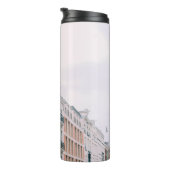 WEISSE UND BROWNE GEBÄUDE THERMOSBECHER (Nach rechts gedreht)