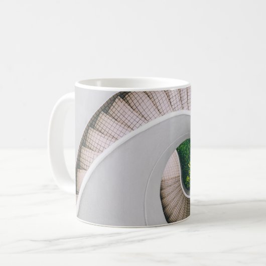 WEISSE UND BROWNE KONKRETE SPIRALSTÄTTEN KAFFEETASSE (Vorderseite Links)