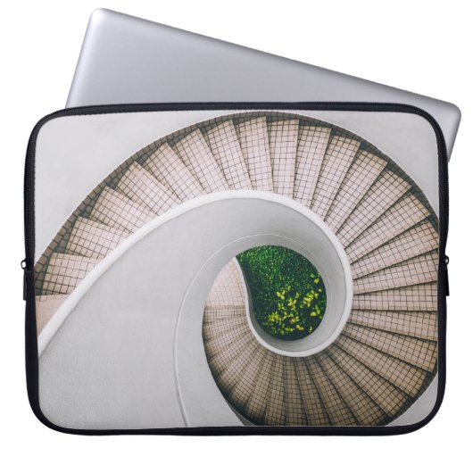 WEISSE UND BROWNE KONKRETE SPIRALSTÄTTEN LAPTOPSCHUTZHÜLLE (Vorderseite)