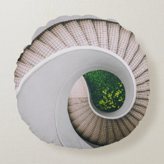 WEISSE UND BROWNE KONKRETE SPIRALSTÄTTEN RUNDES KISSEN