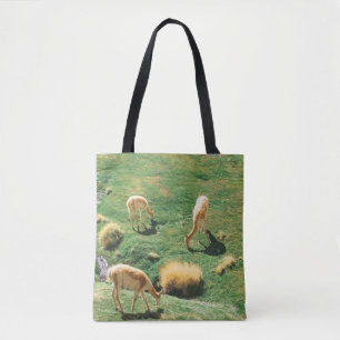 WEISSE UND BROWPFERDE AUF DEM GRÜNEN GRASS FELD TASCHE